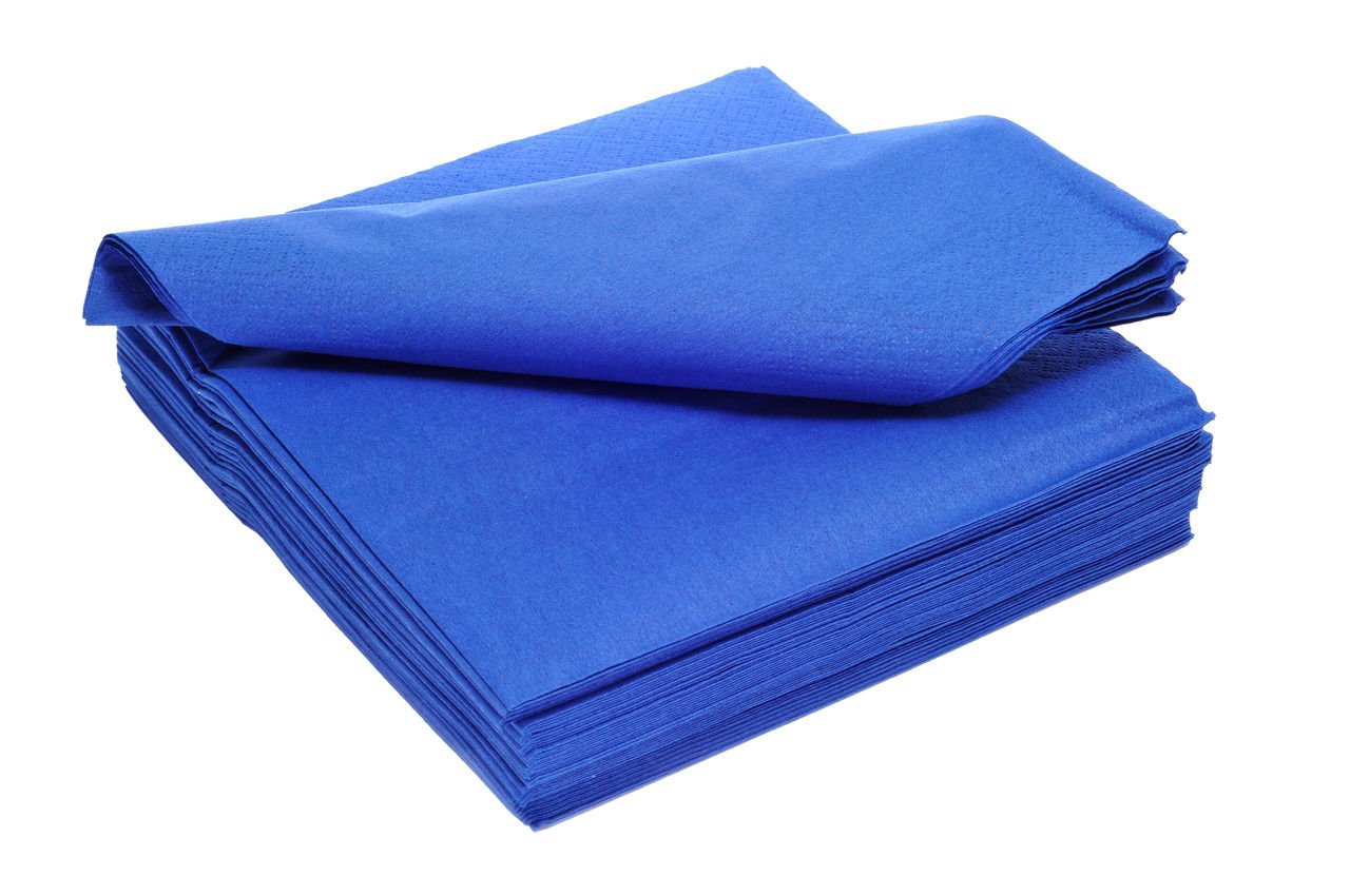 Un montón de servilletas de papel azules sobre fondo blanco