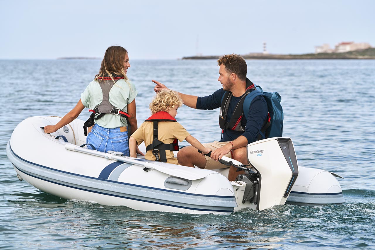 Frau auf einem Wakeboard hinter einem Boot
