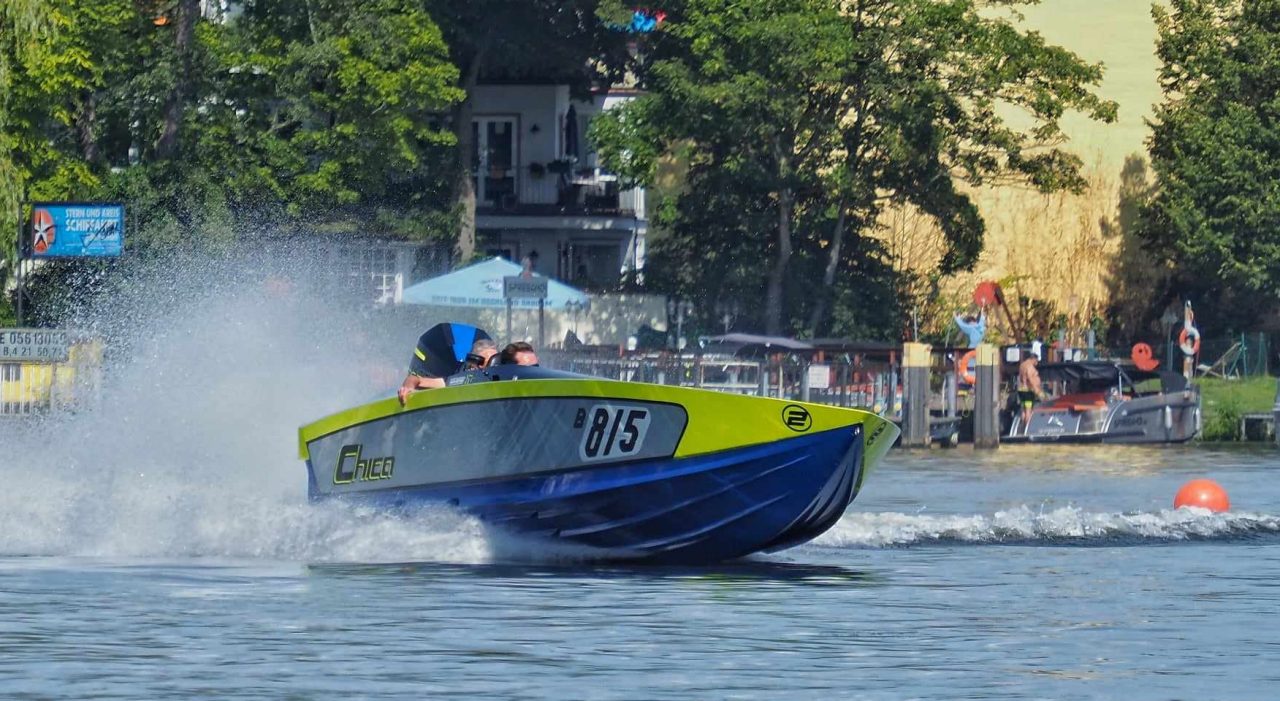 Frau auf einem Wakeboard hinter einem Boot