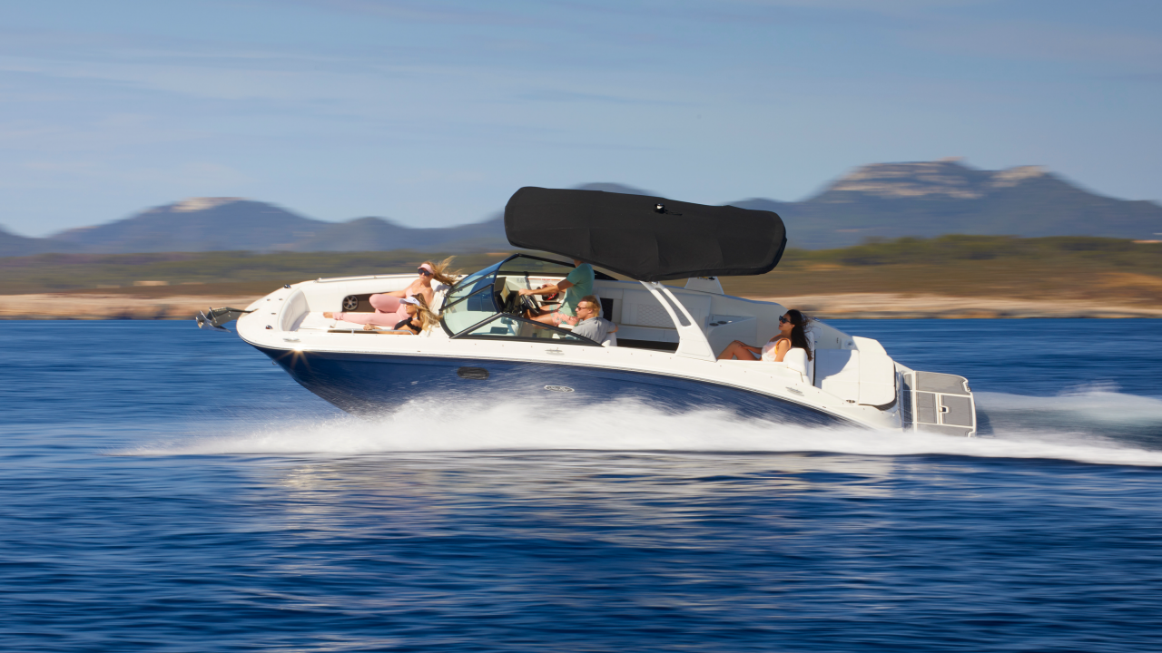 Frau auf einem Wakeboard hinter einem Boot