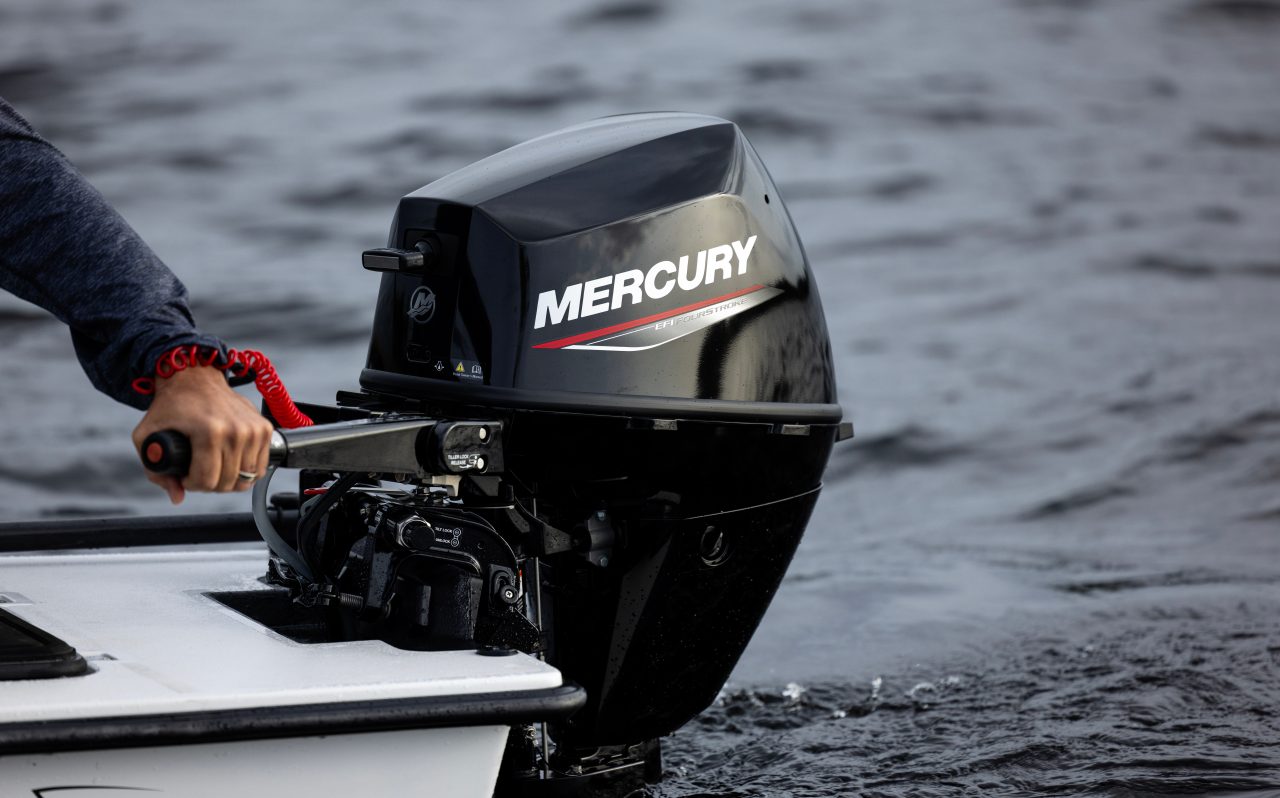 Frau auf einem Wakeboard hinter einem Boot