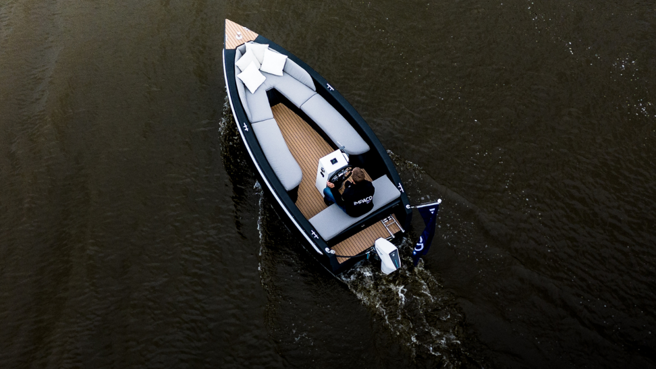 Frau auf einem Wakeboard hinter einem Boot