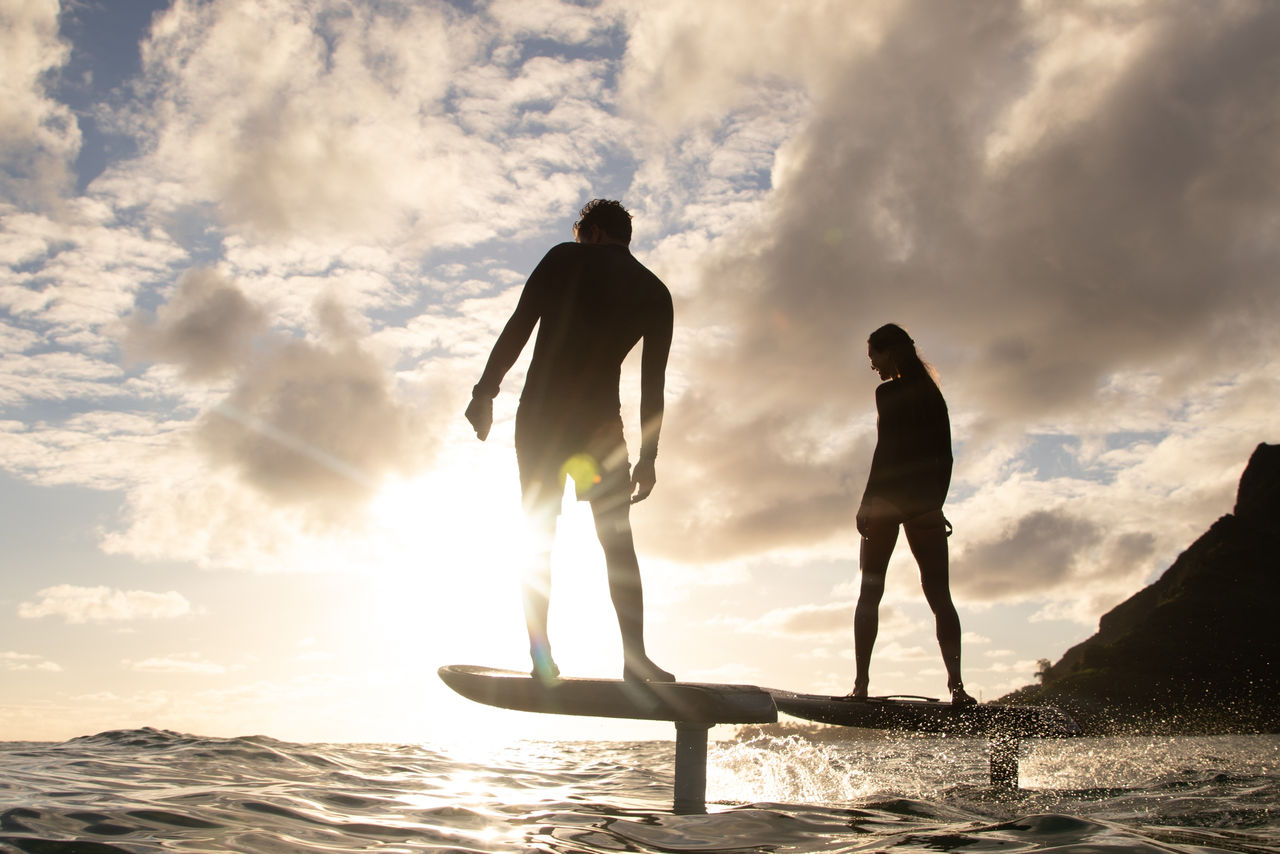 Frau auf einem Wakeboard hinter einem Boot