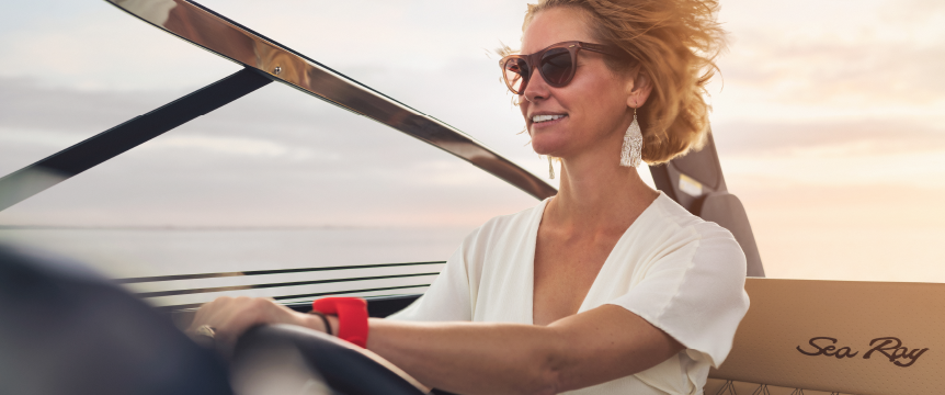 Femme pilotant un bateau